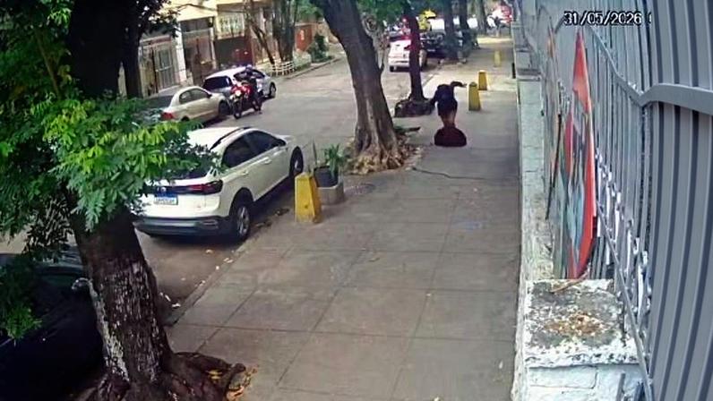Mulher cai em bueiro no Maracanã, na zona norte do Rio de Janeiro