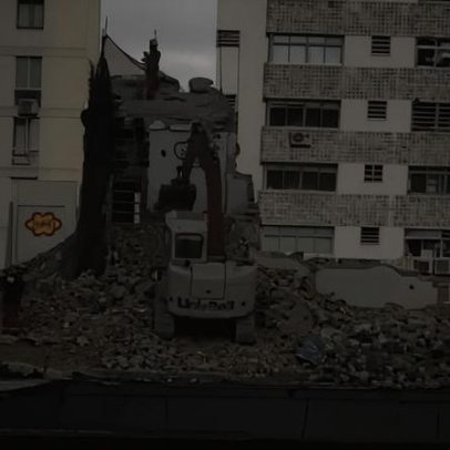 Trator sobre prédio em demolição em SP viraliza