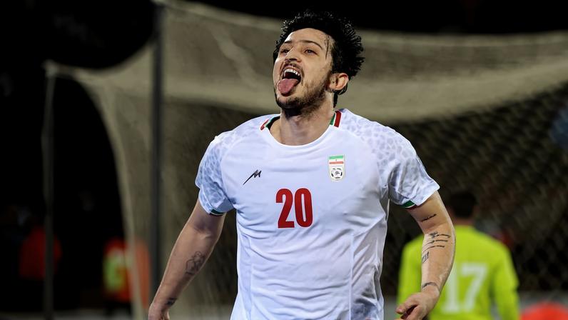 Sardar Azmoun comemora gol do Irã contra os Emirados Árabes Unidos pelas Eliminatórias, em Teerã