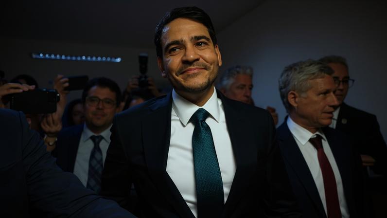 O AGU (Advogado Geral da União), Jorge Messias, no senado federal após a aprovação de seu nome para o cargo de ministro do STF na CCJ do Senado. A indicação foi rejeitada pelo plenário.