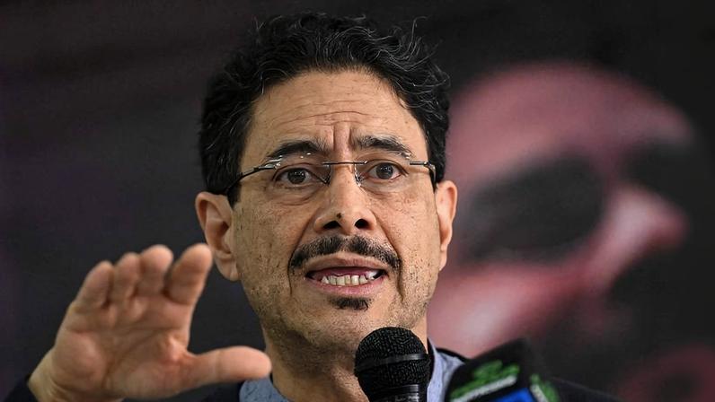 Iván Cepeda, candidato à Presidência da Colômbia, fala a jornalistas em Bogotá