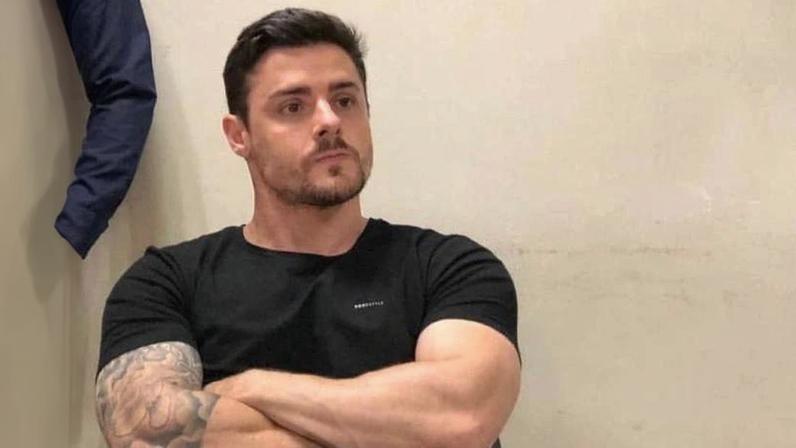 Delegado Bruno Lima, um homem branco, sentado de braços cruzados.