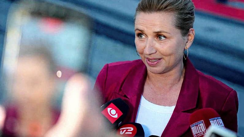 A primeira-ministra da Dinamarca, Mette Frederiksen, fala a jornalistas em Odense