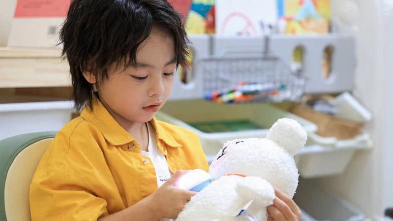 Criança chinesa interage com o urso com IA BubblePal, que vendeu 200 mil unidades em pouco mais de um ano - Mao Siqian - 27.dez.25/Xinhua