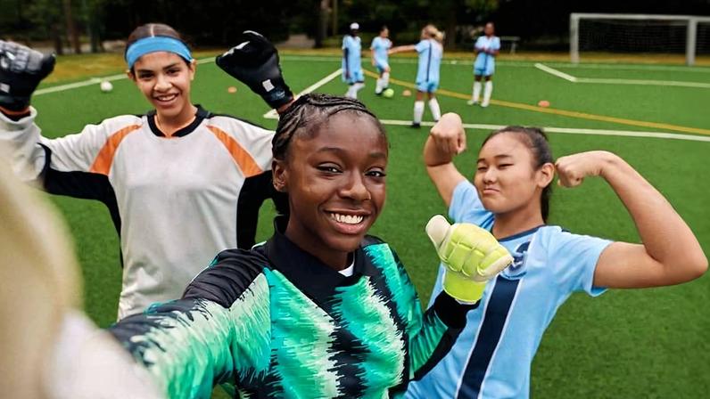 Imagem de divulgação do programa global 'Body Confident in Sport', que incentiva a permanência de meninas no esporte por meio da confiança corporal