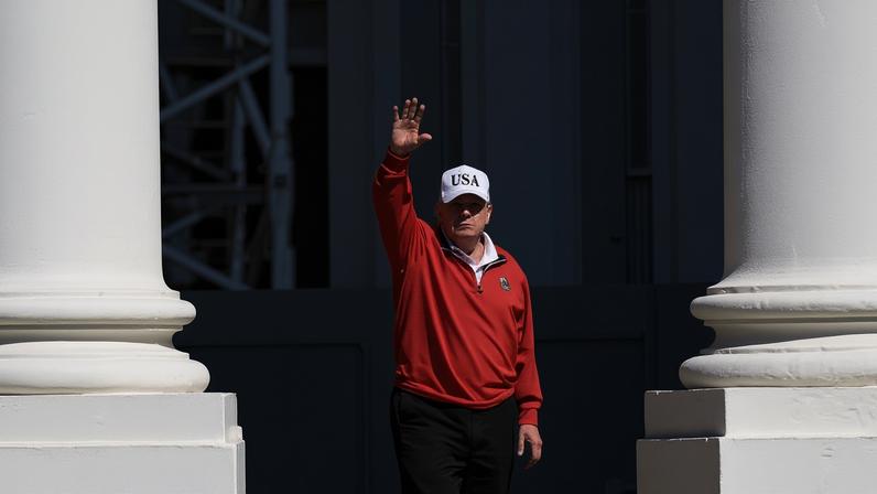 O presidente dos Estados Unidos, Donald Trump, acena ao retornar à Casa Branca neste fim de semana