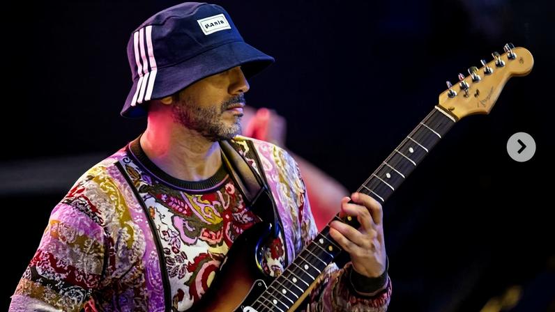 Renan Santos em show de sua banda