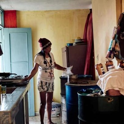 Cubanos cozinham com carvão e lenha em crise energética causada pelos EUA