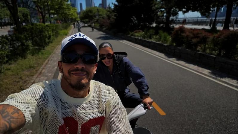 Lewis Hamilton e Kim Kardashian pedalam juntos em ciclovia