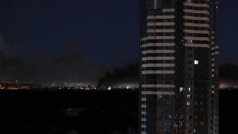 Fumaça e fogo após suposto ataque russo em Kiev