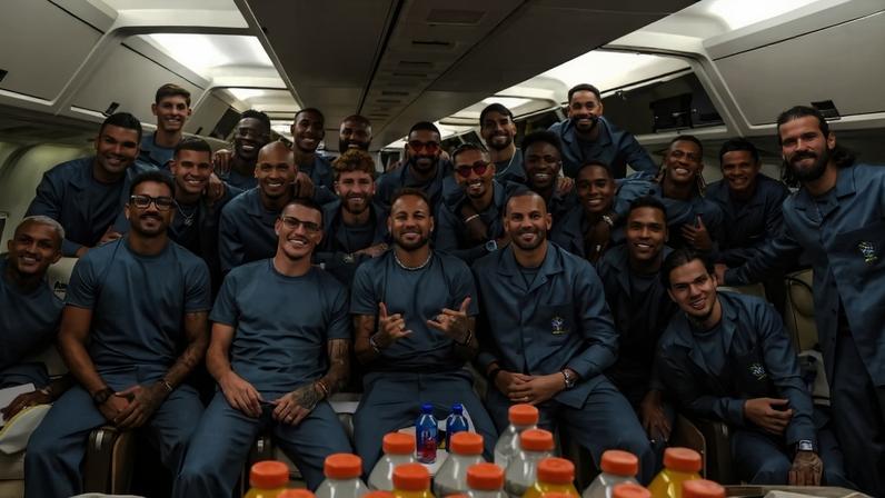 Delegação da seleção brasileira dentro do avião no embarque para os Estados Unidos