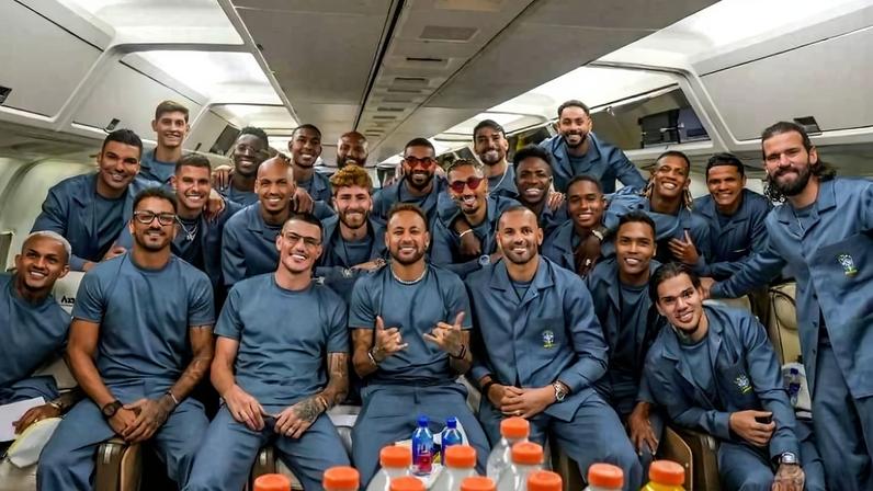 Delegação da seleção brasileira dentro do avião no embarque para os Estados Unidos, onde buscará o hexacampeonato da Copa do Mundo de futebol