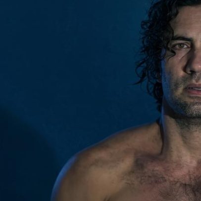 Solo teatral analisa a loucura de Nietzsche com chicotadas e reflexão