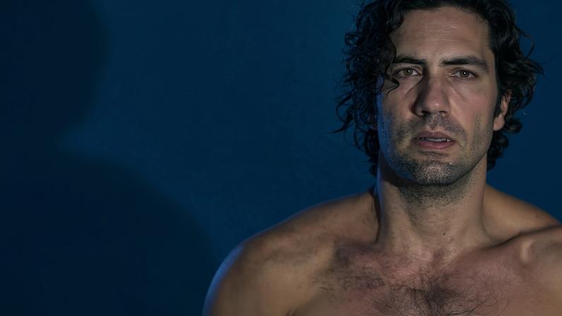 João Paulo Lorenzon na peça 'Nietzsche, do cavalo nada sabemos'