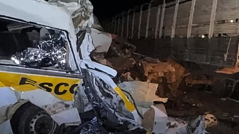 Van escolar destruída após batida em caminhão em Goiás