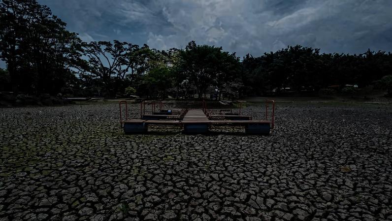 Píer em lago seco do Parque da Paz em San José, em maio de 2019, então época do fenômeno El Niño