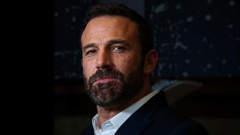 O ator Ben Affleck; e a cantora Jennifer Lopez com o ator Brett Goldstein no evento de lançamento de Paixão de Escritório (2026), no Teatro Egípcio de Hollywood, em Los Angeles, em 26 de maio de 2026