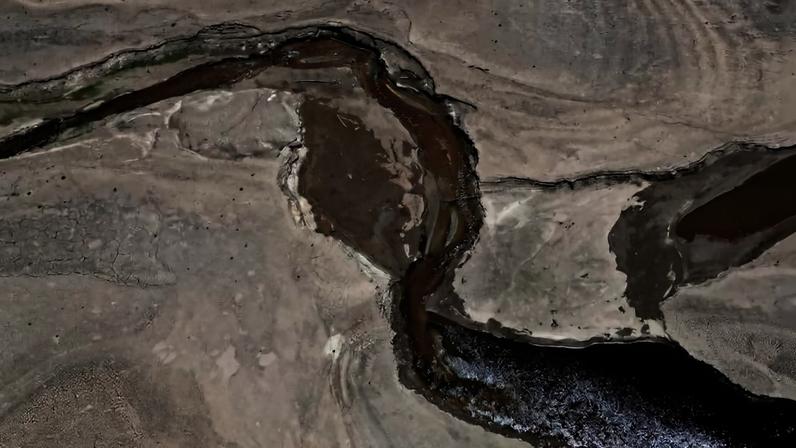 Reservatório La Regadera em Usme, próximo a Bogotá, em abril de 2024, durante seca severa agravada pelo fenômeno El Niño