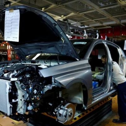 Dono da Peugeot investe R$ 5,8 bi em fábrica na França para elétricos e híbridos