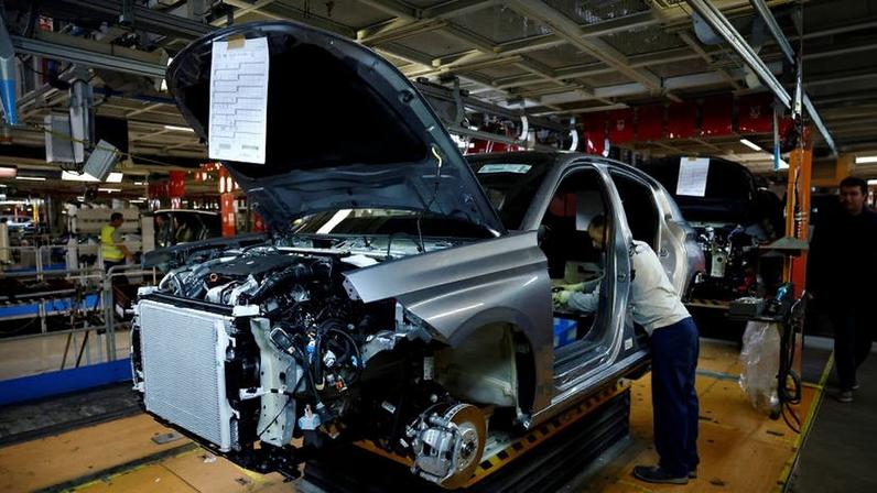 Operário trabalha na montagem de carros da Peugeot na fábrica de Mulhouse, na França