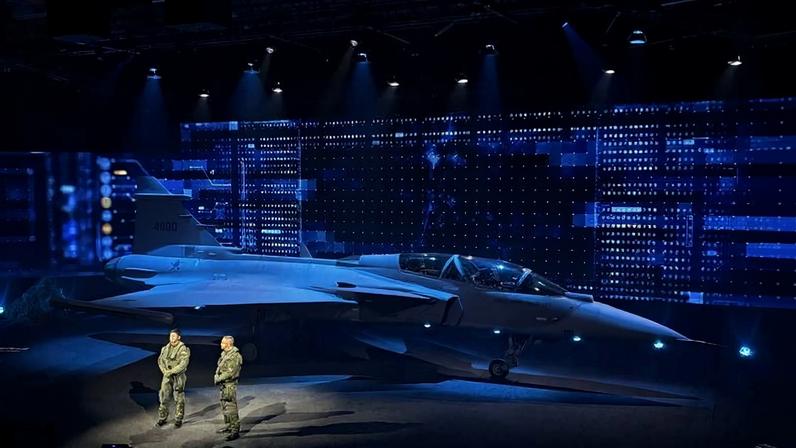 A fabricante sueca Saab apresentou nesta terça-feira (2) o primeiro Gripen F, versão para dois pilotos do novo caça da FAB (Força Aérea Brasileira).