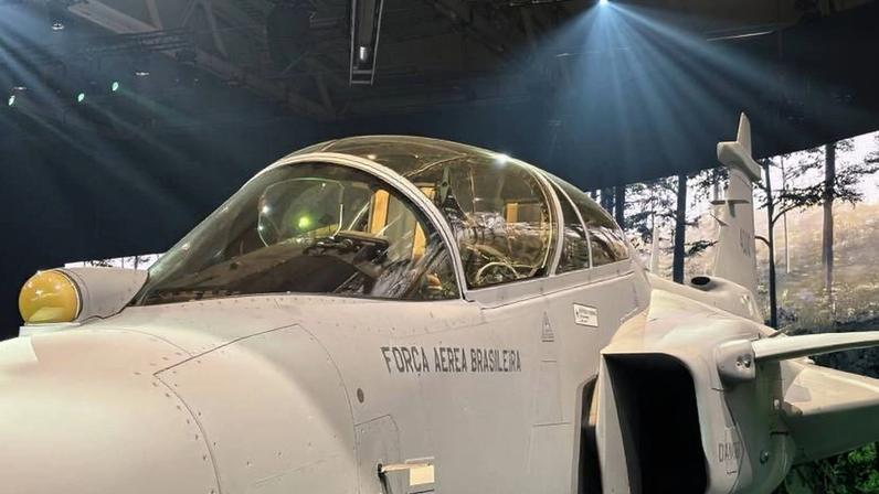 A cabine para dois pilotos do novo Gripen F, lançado em Linköping, na Suécia