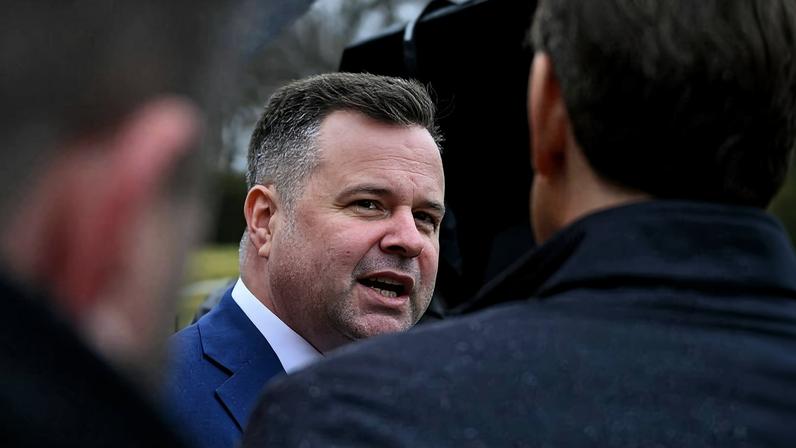 Bill Pulte, diretor da Agência Federal de Financiamento Imobiliário, fala com repórteres do lado de fora da Casa Branca, em Washington