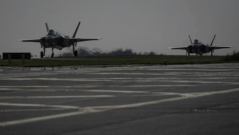 Dois caças F-35 fabricados nos EUA, na pista da 32ª Base Aérea Tática em Lask, região central da Polônia
