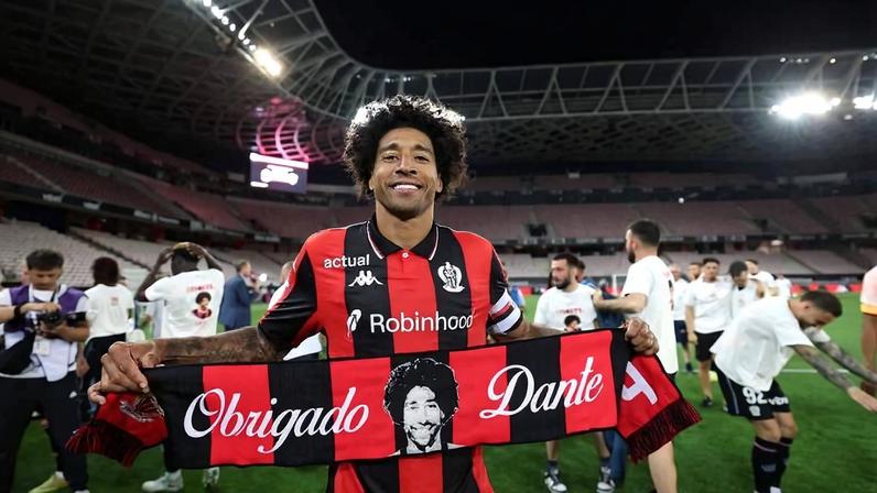 Dante celebra vitória do Nice em sua última partida como profissional