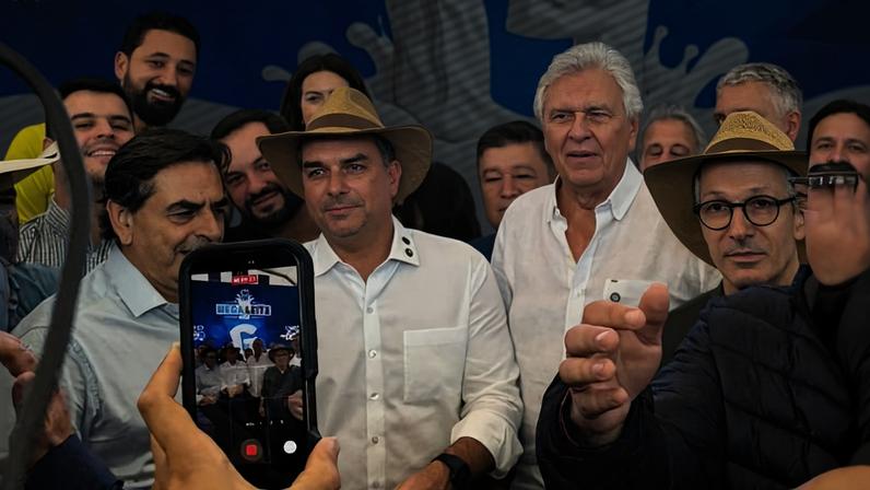 Flávio Bolsonaro, Ronaldo Caiado e Romeu Zema se encontram na Megaleite, em Belo Horizonte