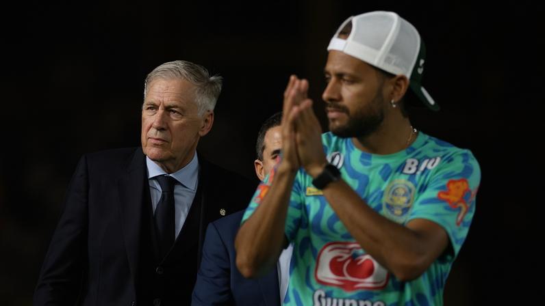 Carlo Ancelotti e Neymar deixam o campo após amistoso entre Brasil e Panamá, no Maracanã