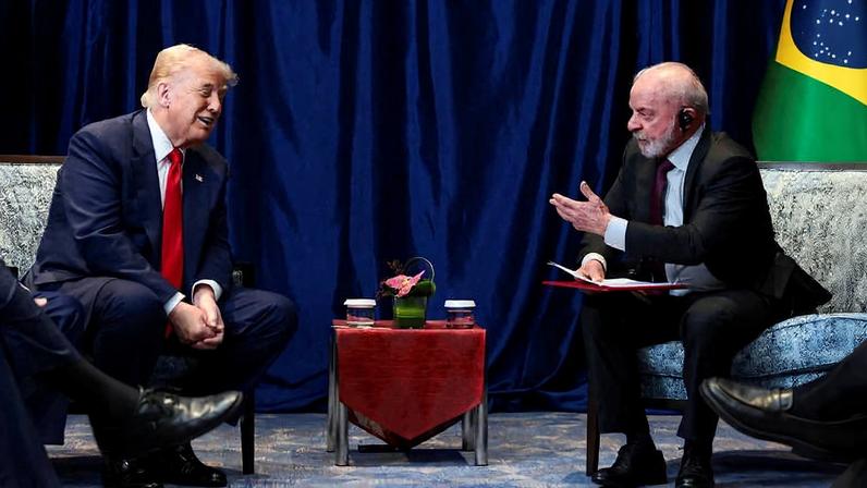 O presidente Lula e o presidente dos EUA, Donald Trump, durante encontro da ASEAN, na Malásia.