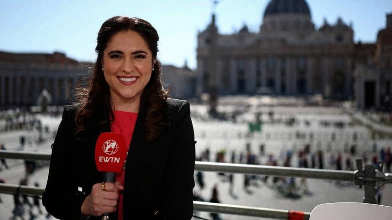 María Montserrat Alvarado, nova líder do departamento de Comunicação do Vaticano, durante uma transmissão ao vivo perto da Praça de São Pedro