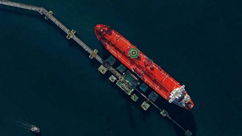 Navio-tanque no terminal de distribuição da Petrobras operado pela Transpetro, em São Sebastião (SP)