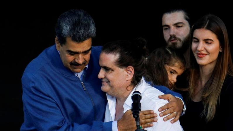 O ex-ditador da Venezuela Nicolás Maduro abraça Alex Saab, em Caracas, Venezuela, 20 de dezembro de 2023