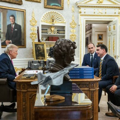 Trump posta foto com Flávio Bolsonaro e elogia rapaz esperto que ama o país