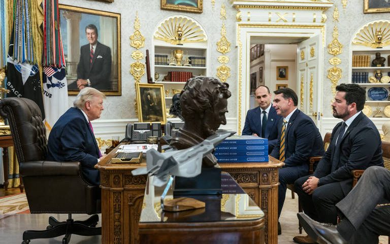 Presidente dos EUA, Donald Trump, faz post e elogia Flávio Bolsonaro no Salão Oval