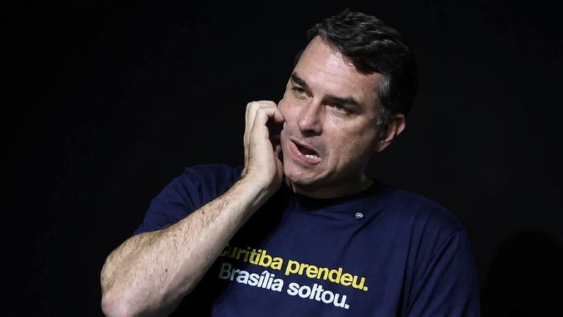 O senador Flávio Bolsonaro em evento em Curitiba