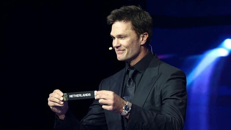 Tom Brady sorteia seleção da Holanda em evento que definiu os grupos da Copa