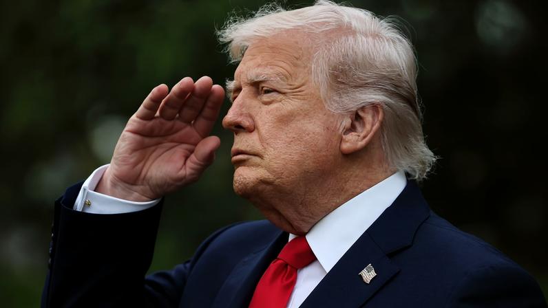 O presidente dos EUA, Donald Trump, presta continência durante cerimônia no gramado sul da Casa Branca