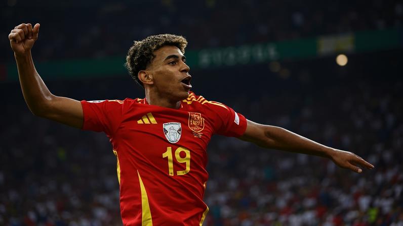Yamal comemora gol da Espanha contra a Alemanha na Euro