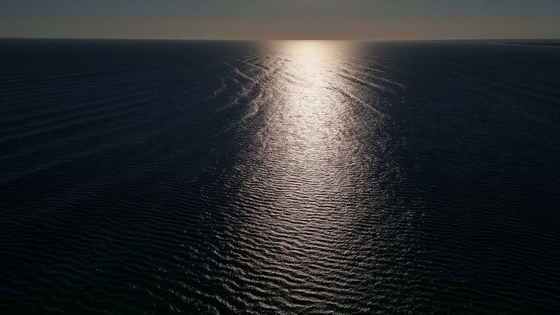 Barco deixa porto na costa americana