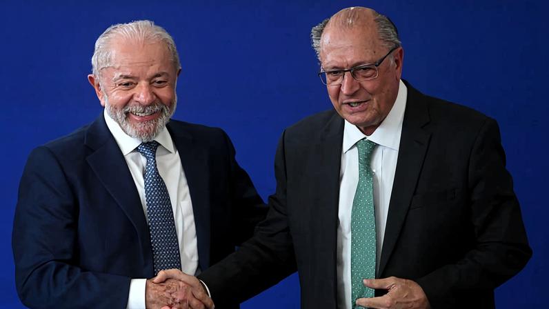 O presidente Luiz Inácio Lula da Silva (PT) e o vice-presidente Geraldo Alckmin (PSB) durante cerimônia no Palácio do Planalto
