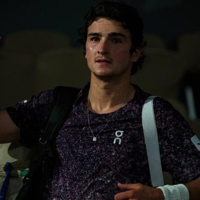 Eliminação de João Fonseca em Roland Garros vira jogo de tênis visto na TV paga