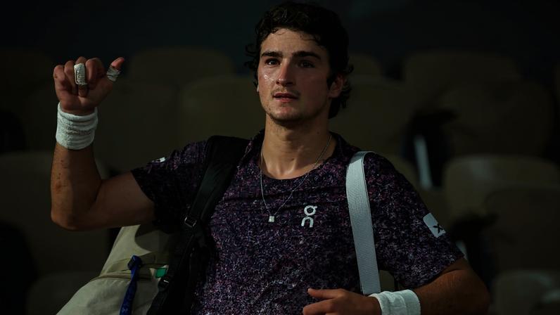 João Fonseca após perder para Jakub Mensik nas quartas de final de Roland Garros, na França