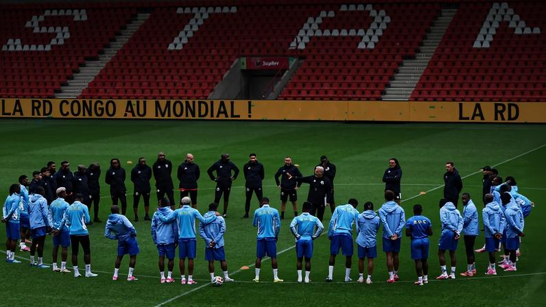 Jogadores da República Democrática do Congo reunidos em treinamento; 20 dos 26 convocados não nasceram no país