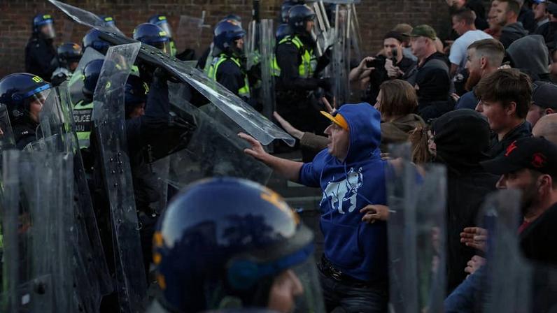 Manifestantes e polícia se enfrentam em protesto pela morte de Henry Nowak, em Southampton, no Reino Unido