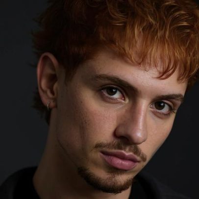 Juliano Floss abandona platinado e aparece com cabelo ruivo