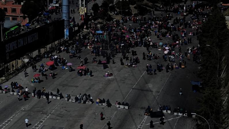 Manifestantes bloqueiam rodovia na região de La Ceja, em El Alto, na Bolívia