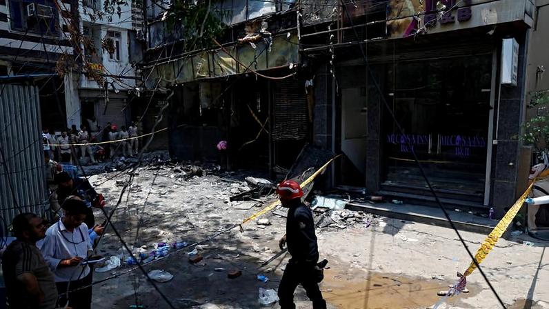 Bombeiros e policiais trabalham após incêndio em um hotel em Nova Déli, na Índia